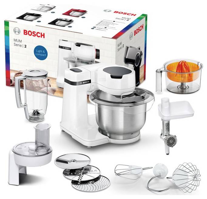 Eine Bosch Küchenmaschine MUM Serie 2 mit diversen Aufsätzen, darunter ein Mixer, Zitruspresse und Teigknethaken, vor der Produktverpackung.