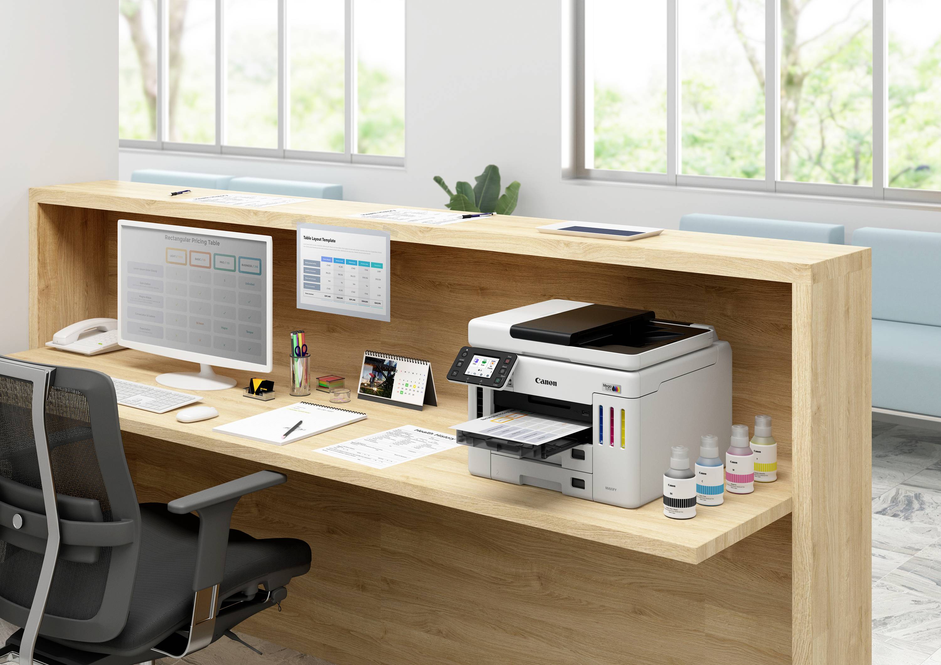 Büroarbeitsplatz mit Drucker, Monitor, Tastatur und Kalender auf einem Holzschreibtisch. Fenster im Hintergrund zeigen eine grüne Landschaft.
