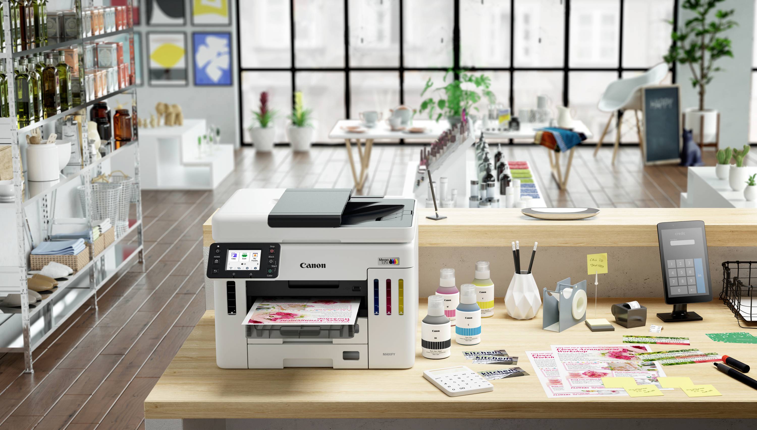 Ein Büro mit einem Drucker auf einem Schreibtisch, umgeben von Papieren, Bürobedarf und modernen Möbeln in einem hellen Raum.