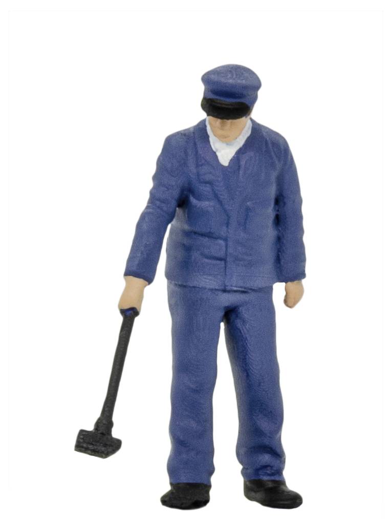 Eine Miniaturfigur eines Arbeiters in blauer Uniform, der einen schweren Hammer in der rechten Hand hält.
