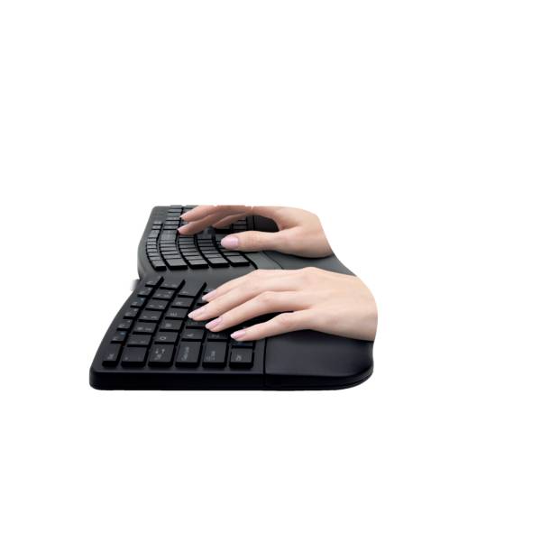 Eine Person tippt auf einer ergonomischen Tastatur. Hände sind in einer entspannten Position über den Tasten platziert.