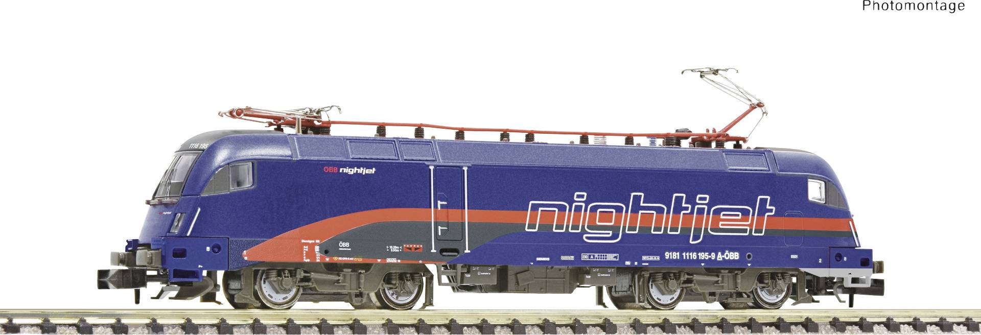 Eine blaue 'nightjet'-Lokomotive steht auf Gleisen. Sie hat rote und orange Streifen und ist für Nachtzüge ausgelegt.