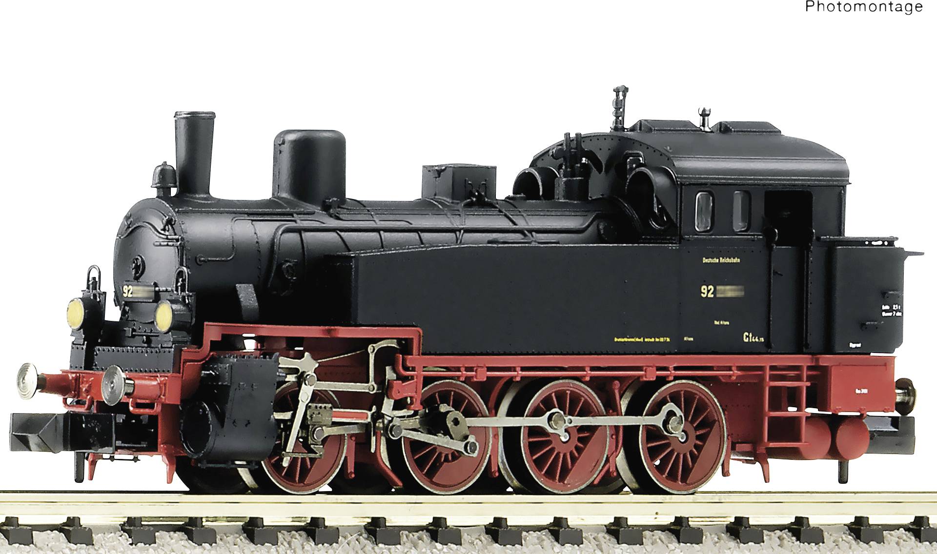 Ein schwarzes Modell einer Dampflokomotive auf Schienen mit rotem Fahrgestell, detailliert ausgearbeitet, Fotograf: Photomontage.