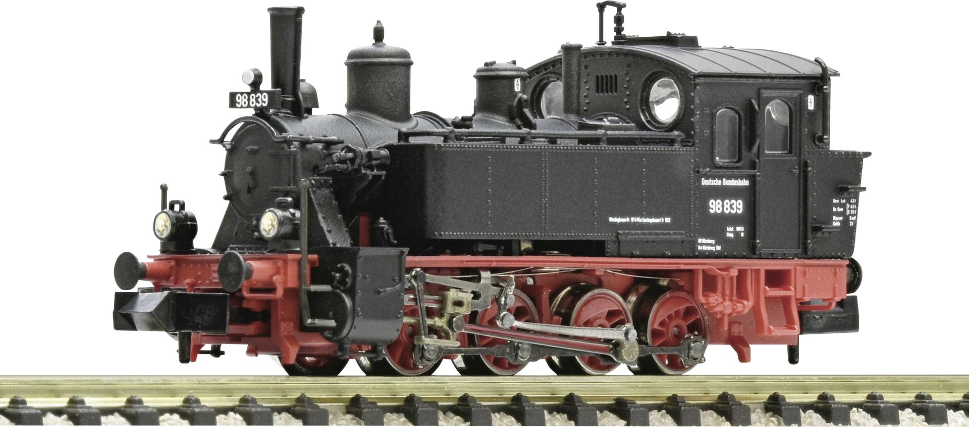 Dampflokomotive auf Gleis, schwarzer Kessel mit rotem Fahrwerk. Vorderansicht zeigt Details der Lokomotive, Bauart und Nummer.