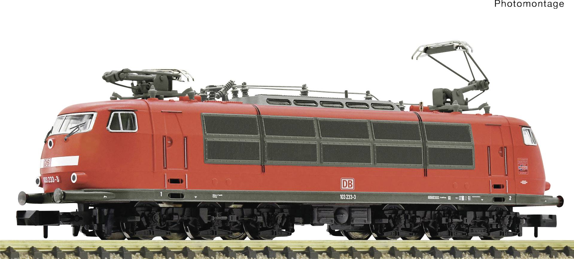 Eine rote Elektrolokomotive der Deutschen Bahn steht auf einem Gleis. Sie hat eine markante Form mit Details am Dach und Führerstand.