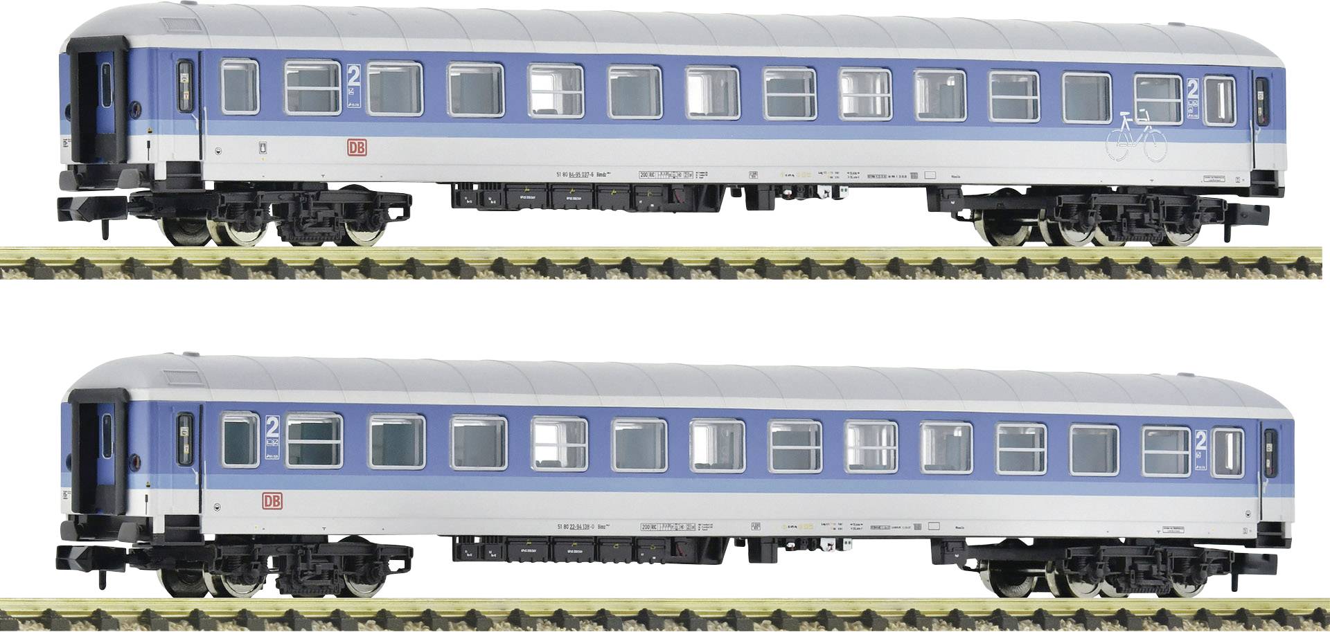 Zwei Modellbahn-Waggons in Blau und Weiß, die nebeneinander auf Gleisen stehen. Beide haben die Aufschrift '2' für die zweite Klasse.