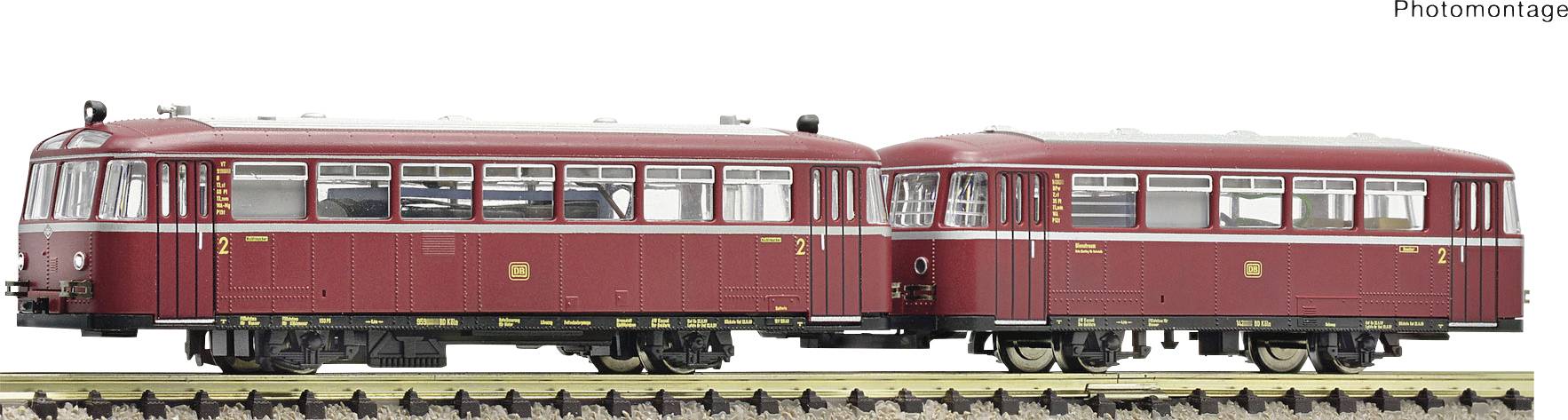 Zwei rote Modelleisenbahn-Wagen auf einem Gleis. Beide haben viele Fenster und eine Nummer '2' an der Seite.