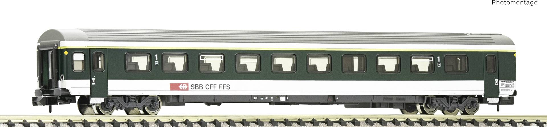 Ein Modellbahn-Personenwagen der SBB CFF FFS in Dunkelgrün und Weiß auf einem Gleis, seitliche Ansicht.