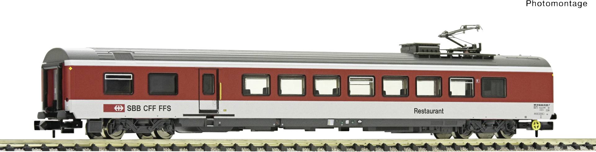 Ein roter und grauer Schweizer Zugwaggon auf Gleisen. Der Waggon ist als 'Restaurant' gekennzeichnet und zeigt vorwiegend rechteckige Fenster.