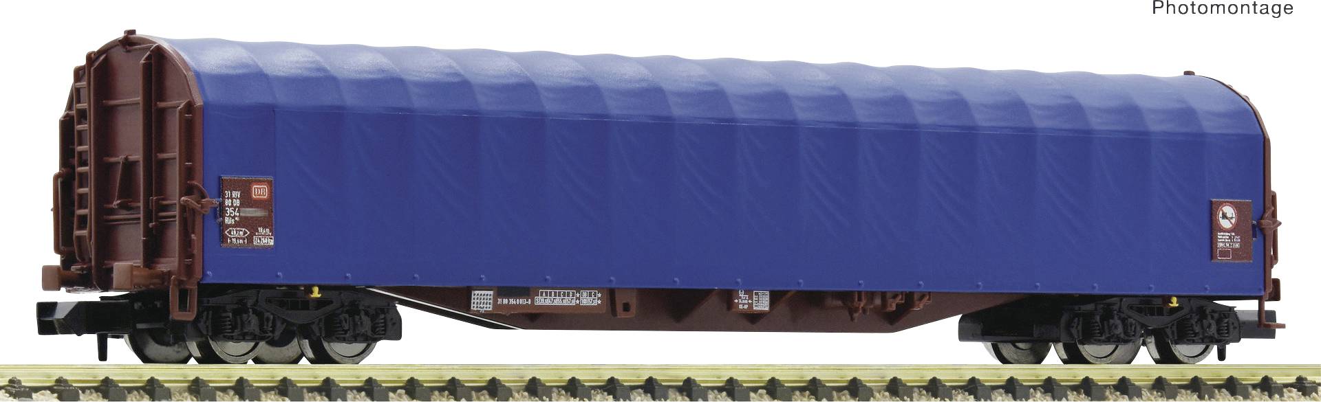 Gedeckter Güterwagen mit blauem Planendach auf Gleisen. Schwere Stahlkonstruktion, geeignet für den Transport von Schüttgut.