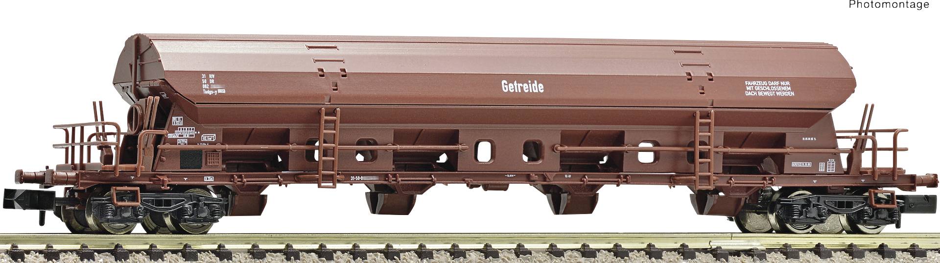Roter Güterwagen auf Gleis mit Beschriftung 'Getreide', zeigt Transport von Waren oder Getreide, Fokus auf Logistik und Eisenbahntechnik.