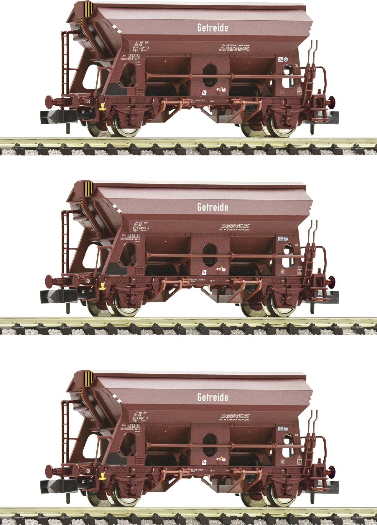 Drei braune Getreidewaggons auf Schienen, jeweils mit Aufschrift 'Getreide', seitlich von links und rechts abgebildet.