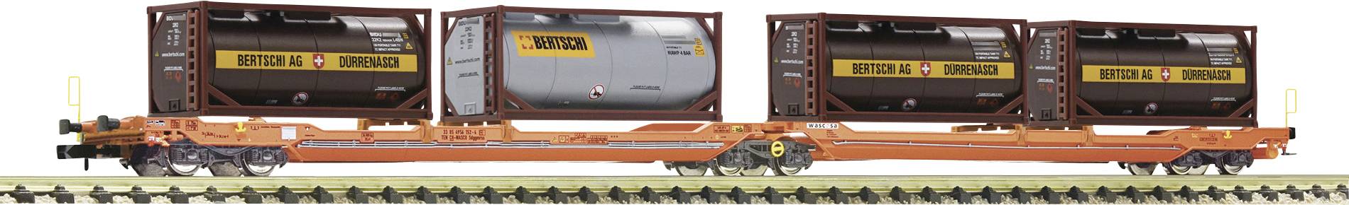 Ein Güterzug mit drei Containerwagen transportiert Gefahrgutbehälter. Die Container sind mit 'Gefahrgut - Vorsicht' gekennzeichnet.