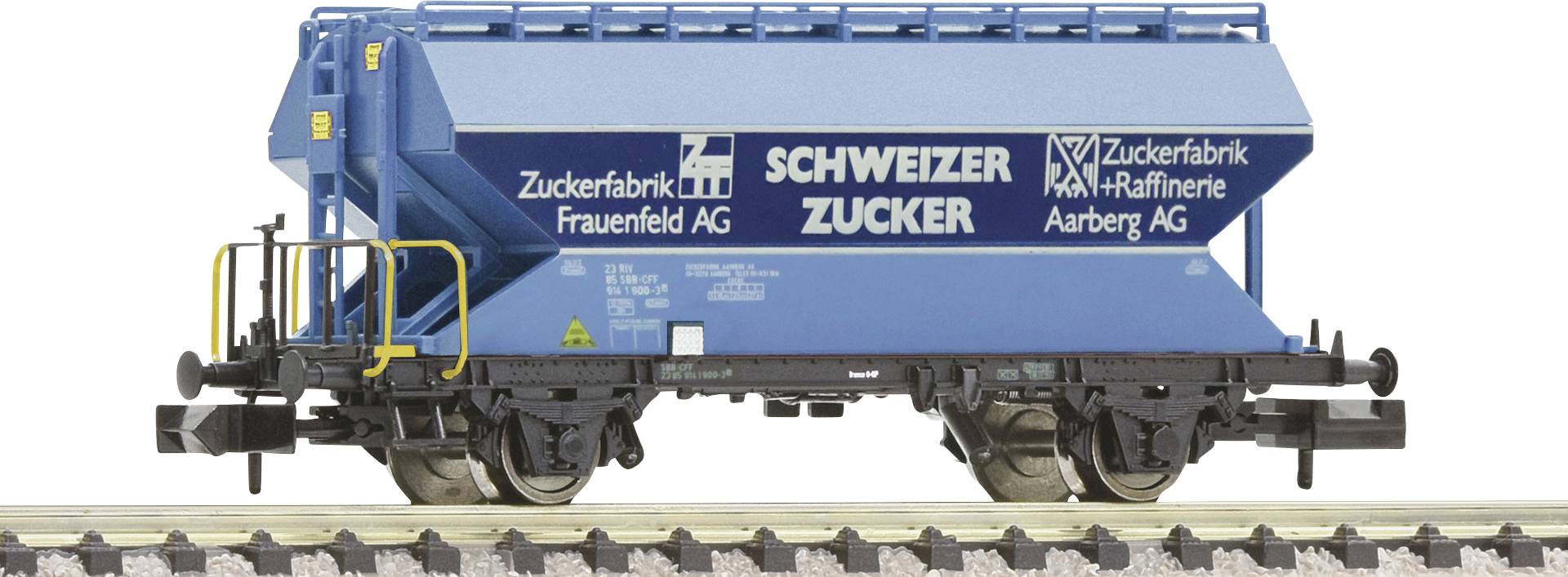 Ein blauer Güterwaggon mit der Aufschrift 'Schweizer Zucker' und Logos von Zuckerfabriken, auf Bahngleisen stehend.