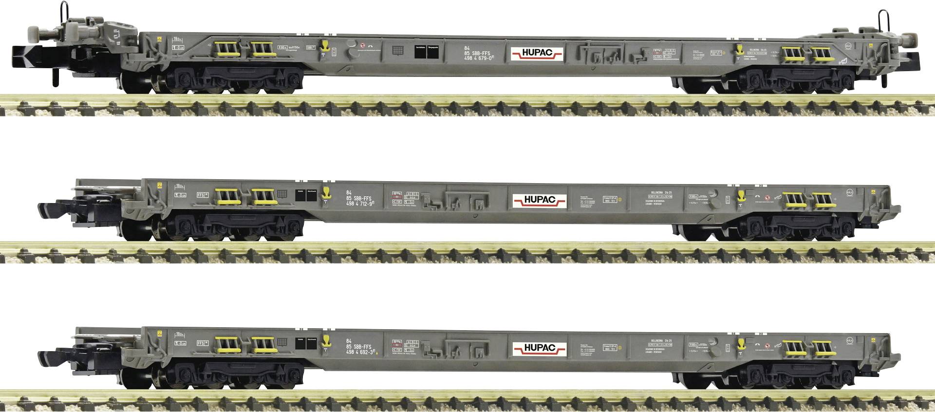 Drei graue Modelleisenbahnwagen auf Schienen, mit detaillierter Beschriftung und Logos. Jeder Wagen zeigt unterschiedliche Seitenansichten.