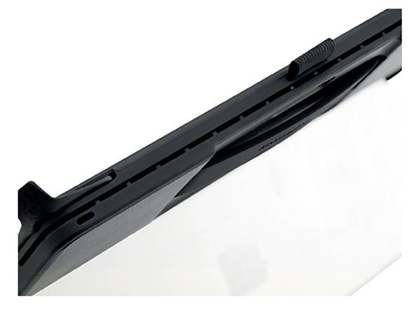 Scheibenwischerblatt in einer Nahaufnahme. Das Bild zeigt die schwarze Gummikante und den Befestigungsmechanismus.