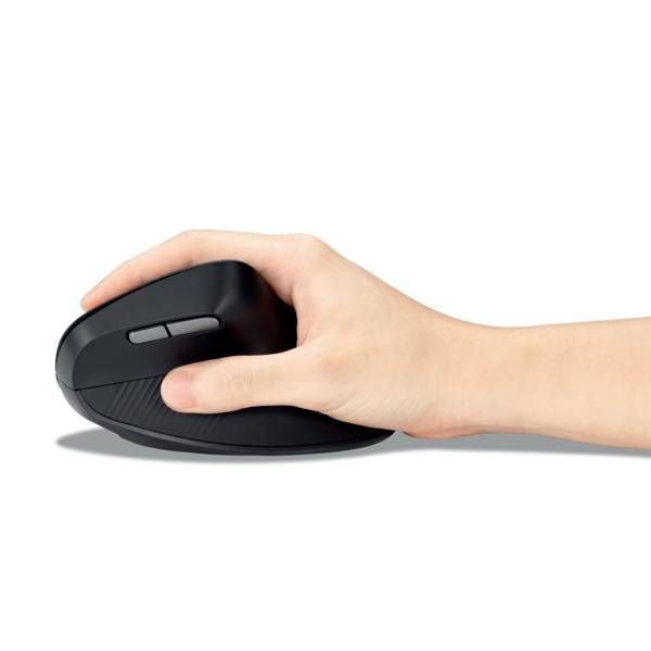 Eine Hand hält eine ergonomische schwarze Computermaus, die für eine natürliche Handhaltung und komfortable Bedienung gestaltet ist.