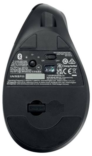 Unterseite einer kabellosen Maus mit Identifikations- und Zertifizierungsaufklebern.zeigt Batteriefach und optischer Sensor.