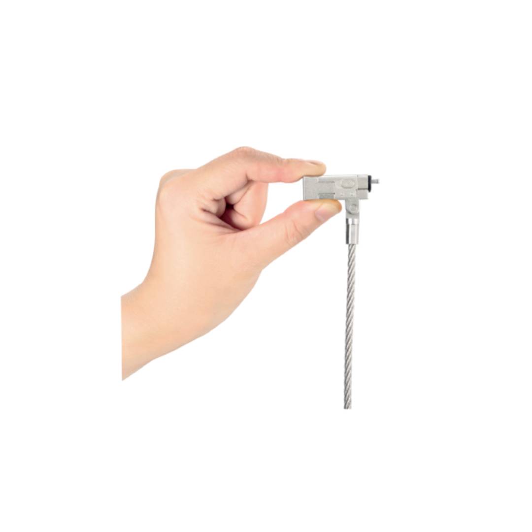 Eine Hand hält ein Sicherheitskabelschloss mit einem dünnen Kabel.