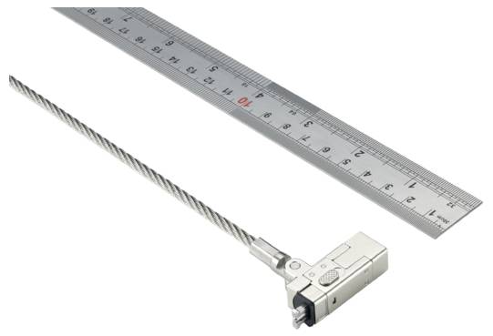 Ein langer Metallbohrer liegt neben einem Metalllineal. Der Bohrer hat eine spiralförmige Schneidkante, das Lineal zeigt Zentimeter und Zoll.