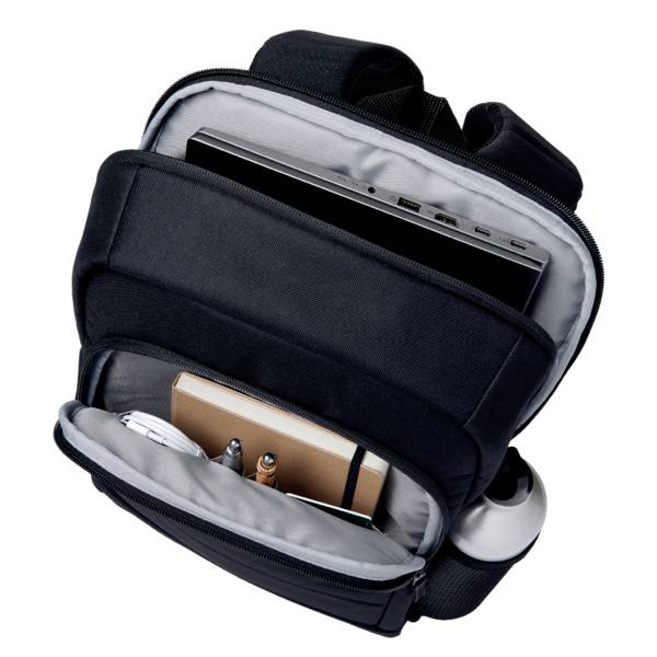 Ein geöffneter Rucksack mit Laptop, Buch, Stiften und einer Trinkflasche in verschiedenen Fächern.