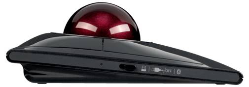 Schwarzer Trackball-Maus aus seitlicher Ansicht mit großem roten Ball und Schalter auf der unteren Seite.