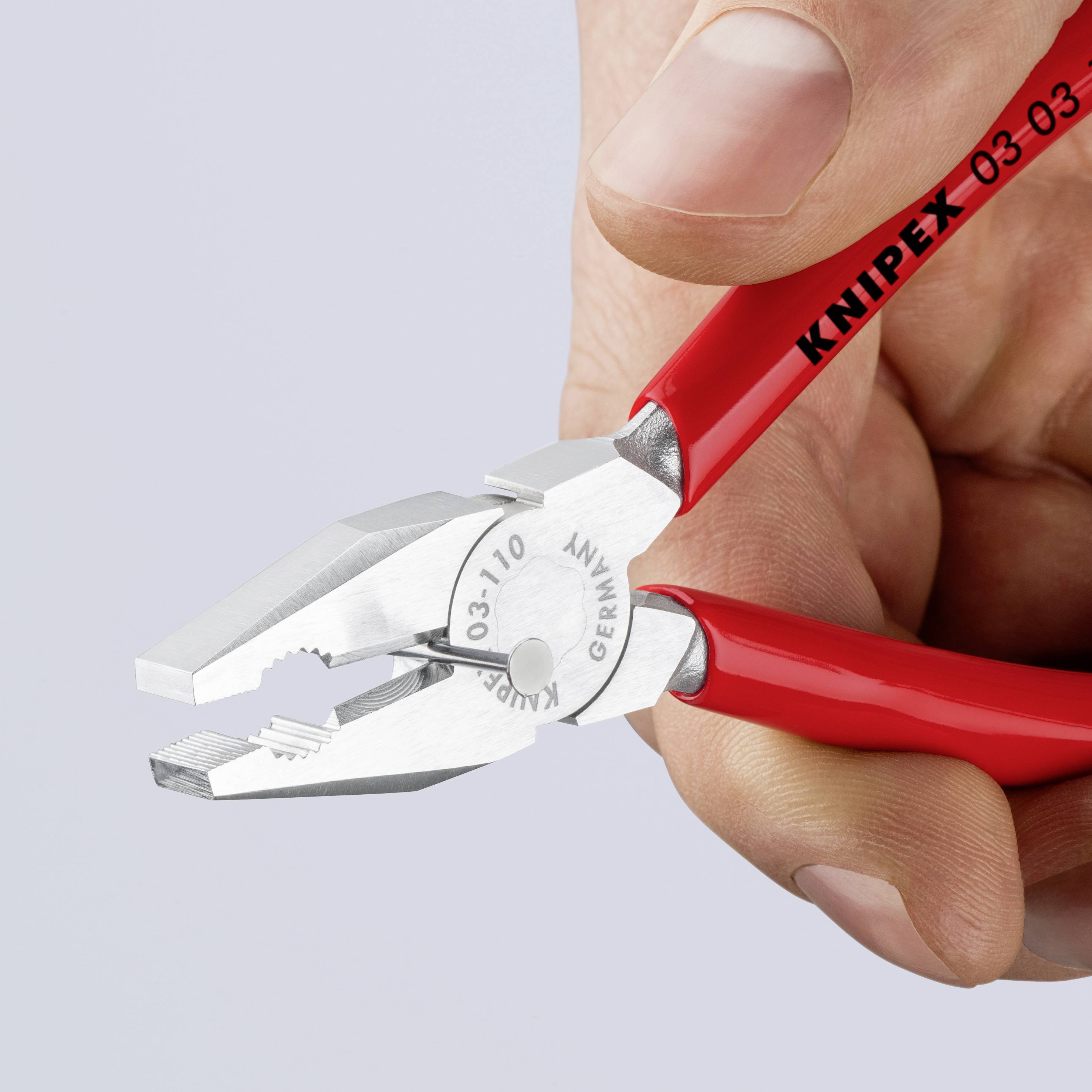 Eine Hand hält eine rote Kombizange. Auf der Zange steht 'KNIPEX' und 'Made in Germany'.