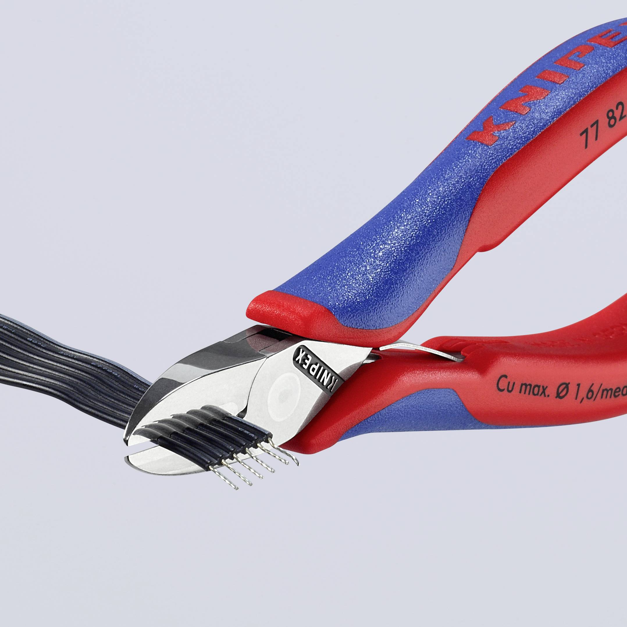 Zange, die ein Kabel schneidet. Sie ist blau und rot mit dem Schriftzug 'KNIPEX'.