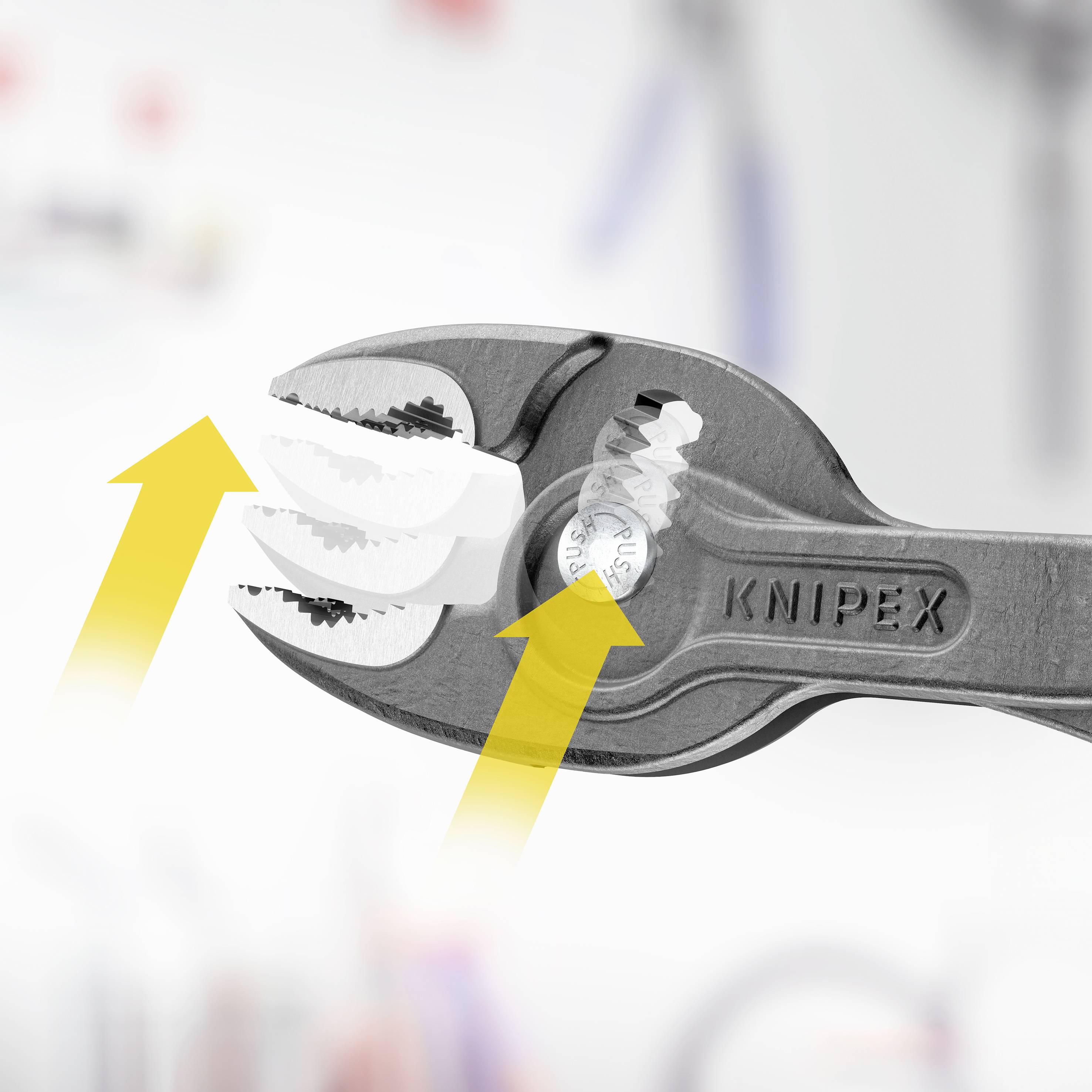 Nahaufnahme einer verstellbaren KNIPEX-Zange, die Bewegung von Backen mit gelben Pfeilen zeigt, um Anpassungsfähigkeit zu verdeutlichen.