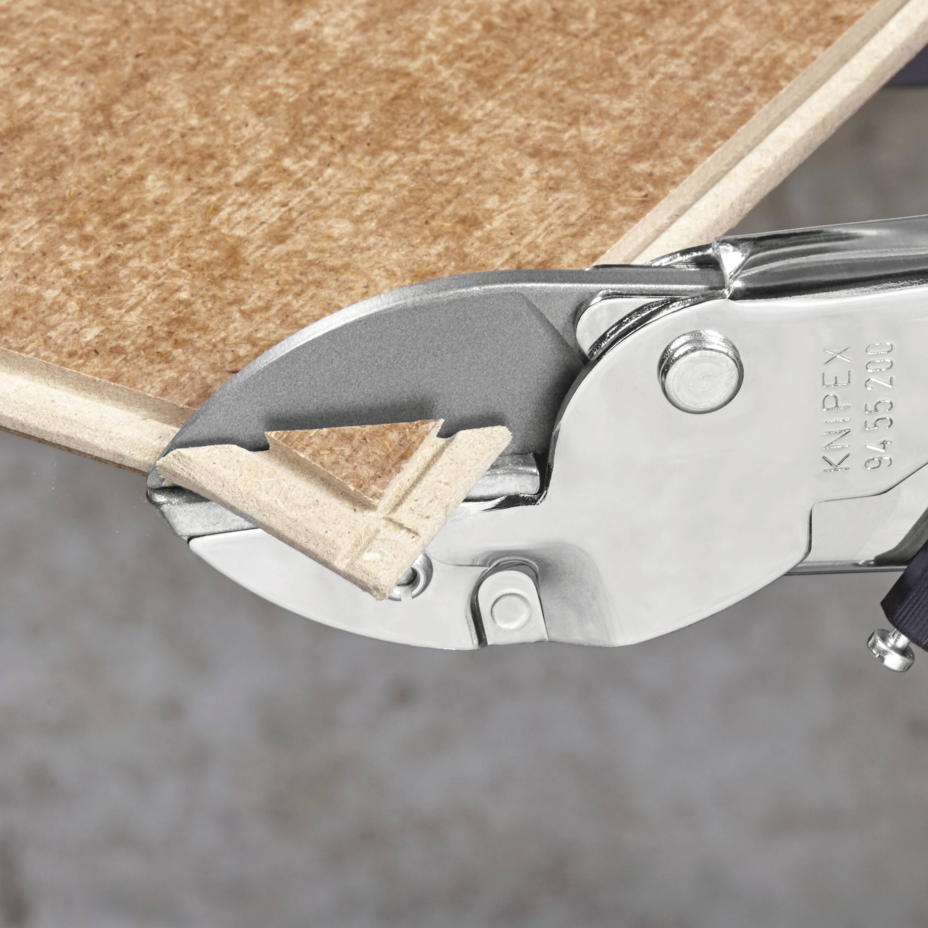 Metallschneidwerkzeug schneidet durch eine Holzplatte. Das Bild zeigt den präzisen Schnitt des Werkzeugs an der Kante des Materials.