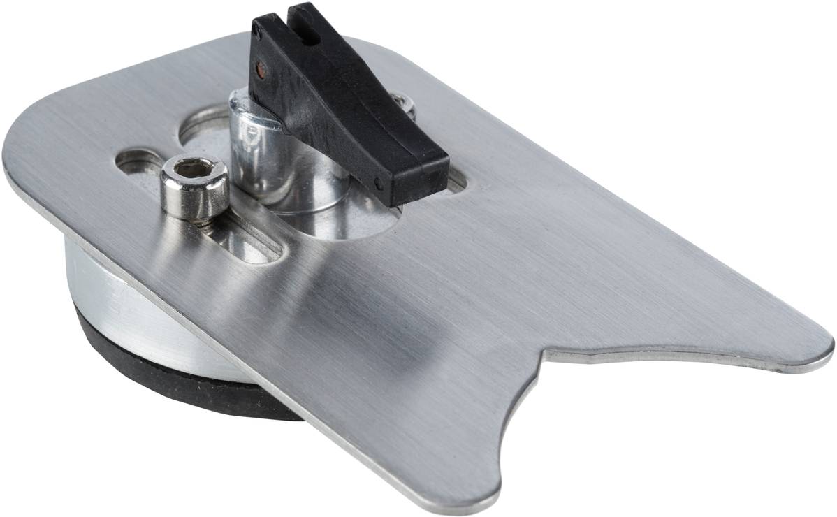Metallplatte mit eingesetztem schwarzen Hebelmechanismus, möglicherweise Teil einer technischen Vorrichtung oder Halterung.