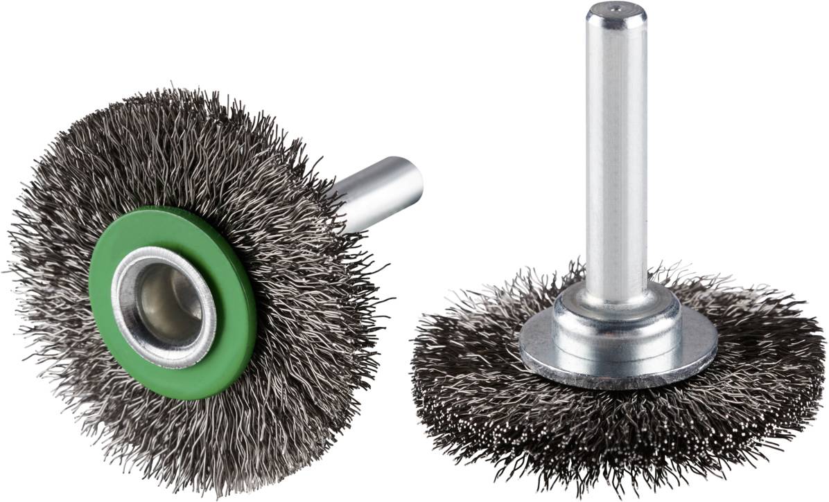 Zwei Topfbürsten mit Metallborsten und grünem Kunststoffring, geeignet für Reinigungs- oder Schleifarbeiten auf Metalloberflächen.