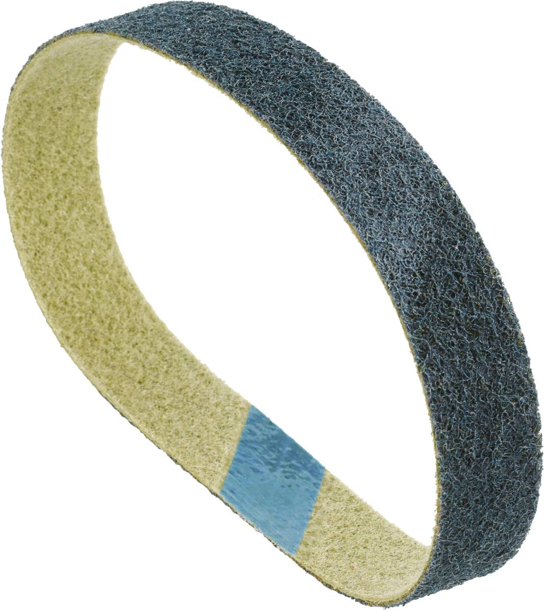 Ein Schleifband mit grober, blauer Oberfläche und hellem Innenmaterial, vor weißem Hintergrund dargestellt.