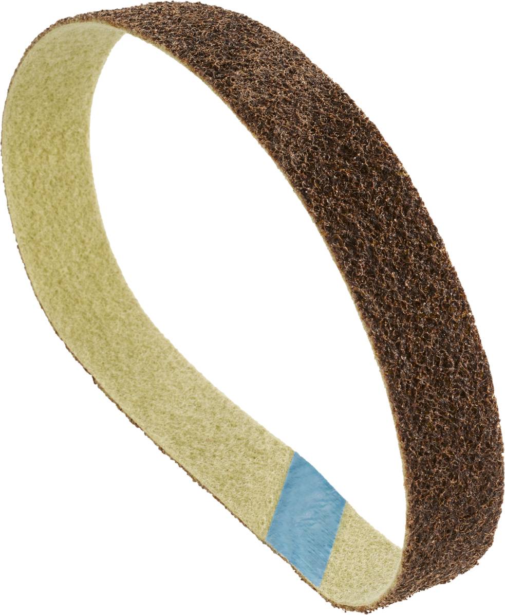 Ein braunes Schleifband mit einer sandpapierartigen Oberfläche in elliptischer Form, zeigt einen blauen Markierungsstreifen.
