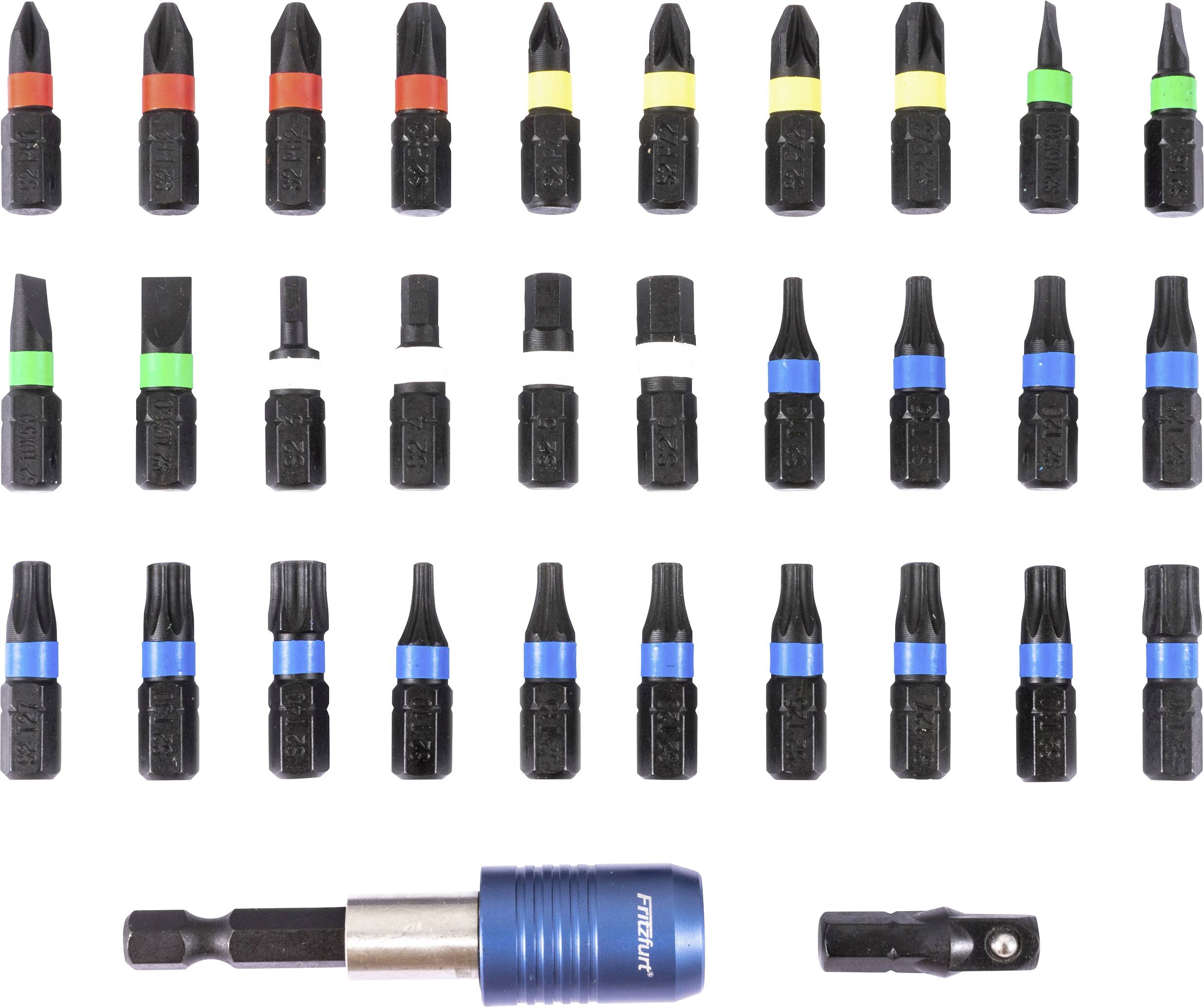 Ein Satz von 28 Schraubendreher-Bits, angeordnet in vier Reihen, mit verschiedenen Farben, die die Typen anzeigen. Darunter ein blauer Adapter und eine Steckdose.