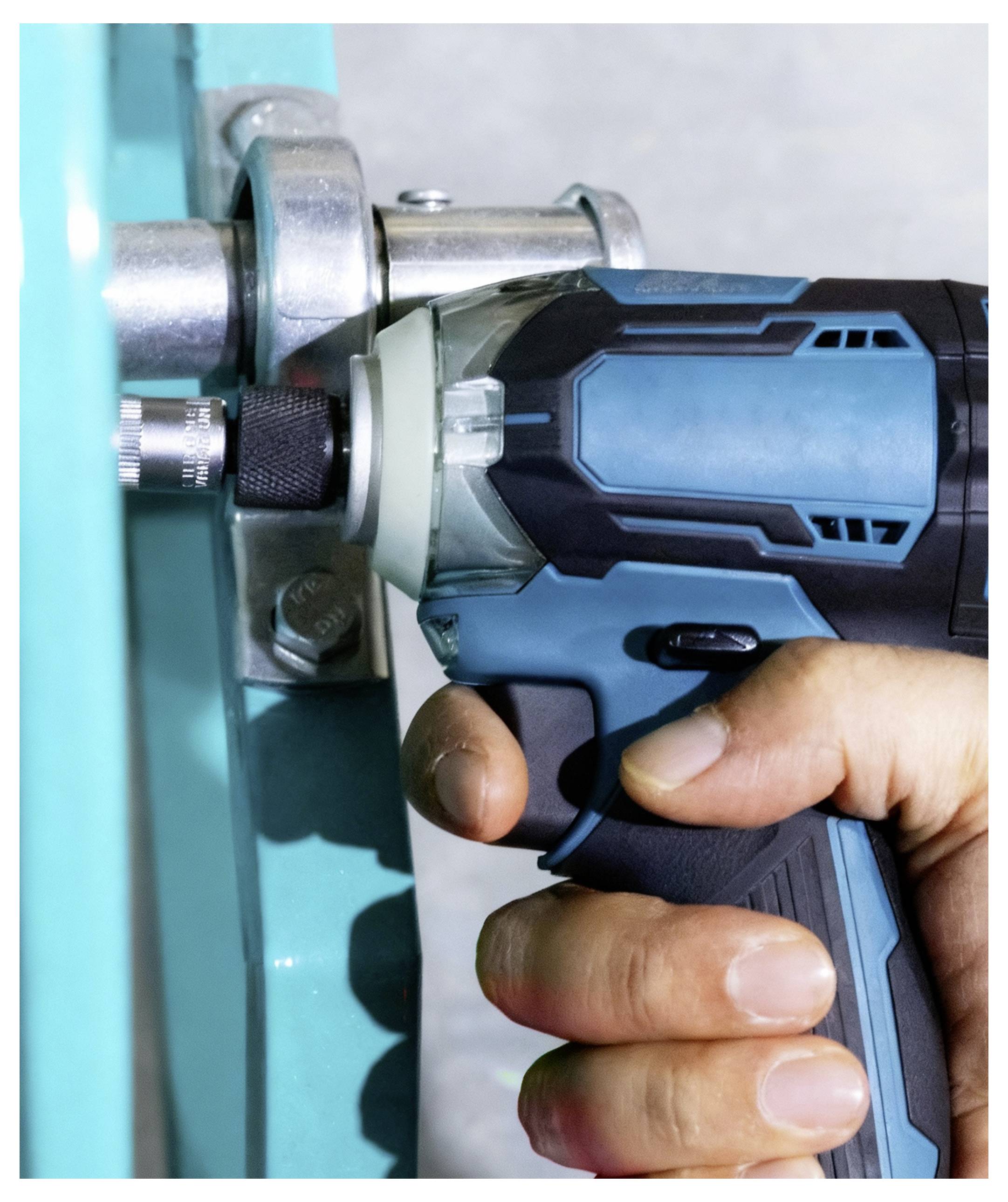 Eine Person, die einen blau-schwarzen Akkuschrauber verwendet, um einen Bolzen an einer Metallstruktur zu befestigen. Detailaufnahme, die den Werkzeuggriff und präzise Arbeitsausführung zeigt.