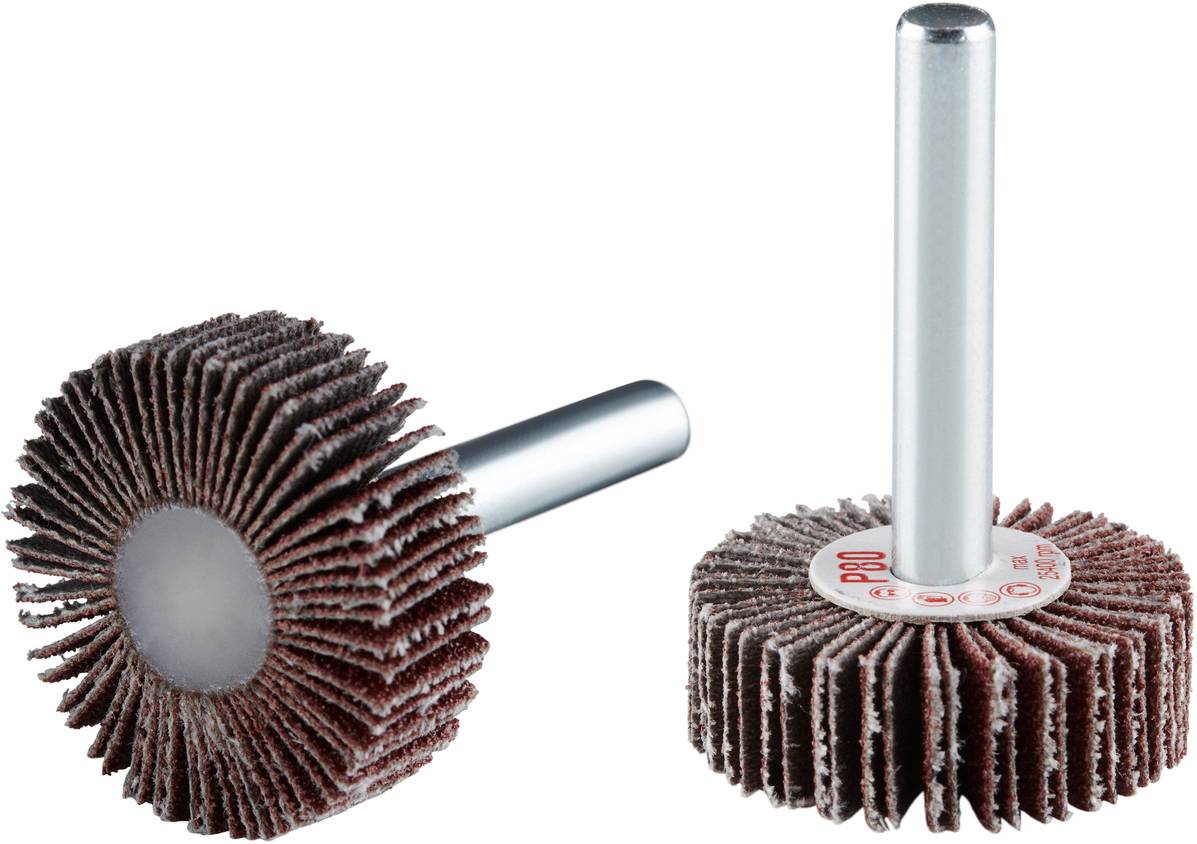 Zwei Lamellenräder mit rotem Schleifpapier und Metallschaft. Sie werden für Schleifarbeiten an verschiedenen Materialien verwendet.