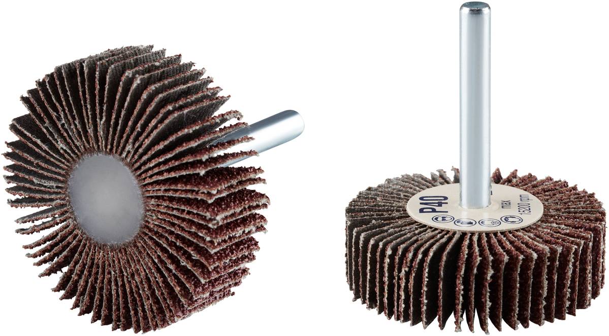 Zwei Lamellen-Schleifräder mit einem zylindrischen Metallstift. Eines zeigt die Schleiffläche, das andere das Etikett mit 'P40'.