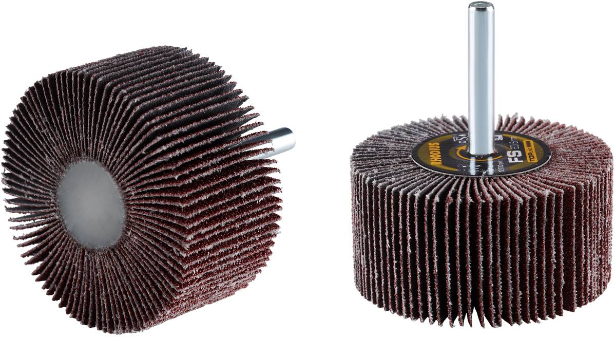 Zwei Schleiflamellenräder mit Dorn, eines liegend, das andere stehend. Verwendet zum Feinschleifen und Glätten von Oberflächen.