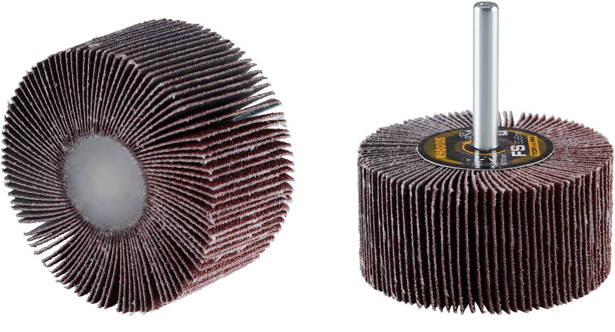 Zwei Schleifmopaufsätze nebeneinander; links in seitlicher Ansicht, rechts vertikal mit Metallstiel, geeignet zum Schleifen von Oberflächen.