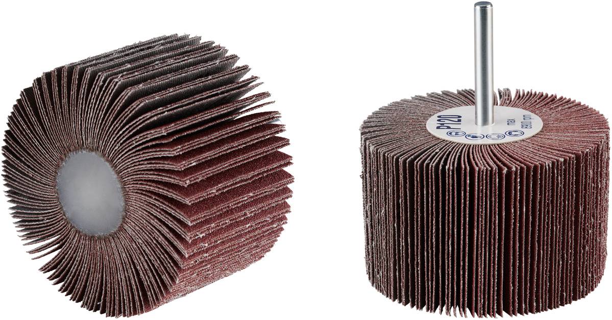 Zwei Schleifwalzen in Zylinderform mit brauner Schleifoberfläche. Eine Walze hat einen zentralen Metallstab, die andere nicht.