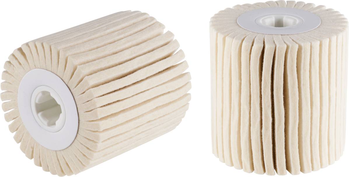 Zwei beige Filterkartuschen mit Falten, zylindrischer Form und weißen Rändern, die für Wasserreinigungssysteme verwendet werden.