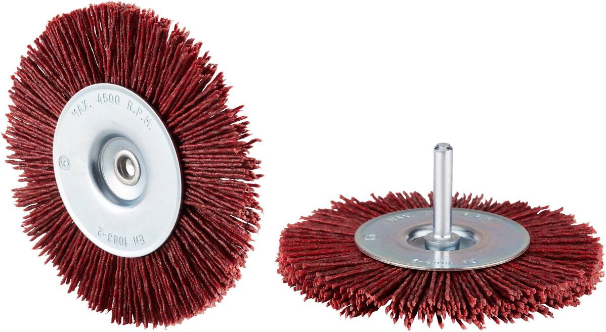 Zwei rote Schleifscheiben mit Metallnabe. Eine liegt flach, die andere steht aufrecht. Beide haben dichte, radial angeordnete Borsten.