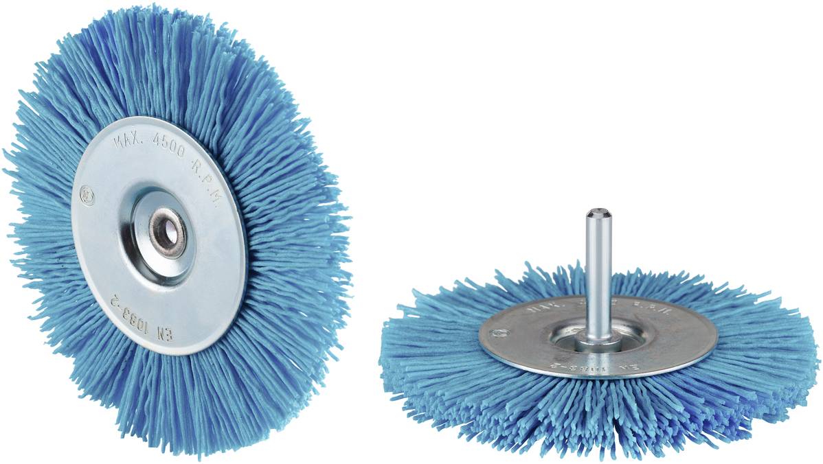 Zwei runde Drahtbürsten mit blauen Borsten und Metallmitte, eine mit sichtbarem Schaft, auf weißem Hintergrund.