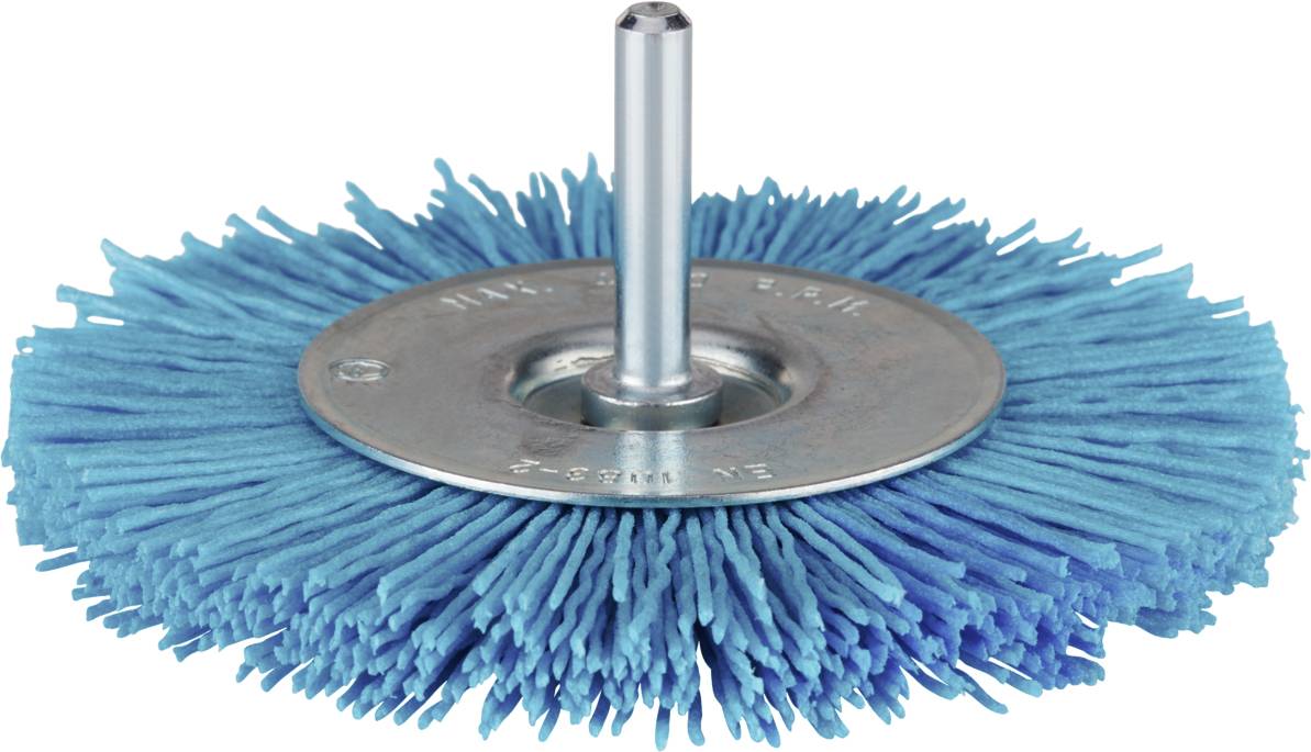 Eine blaue Bürstenscheibe mit Metallhalterung und Stiel für Bohrmaschinen, dient zur Reinigung oder Polieren von Oberflächen.