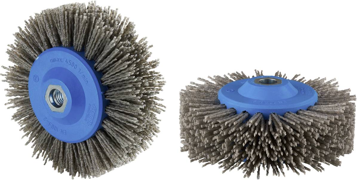 Zwei Drahtbürsten mit blauen Kunststoffhalterungen. Die Borsten sind gleichmäßig um die Halterung verteilt. Geeignet für Metallbearbeitung.