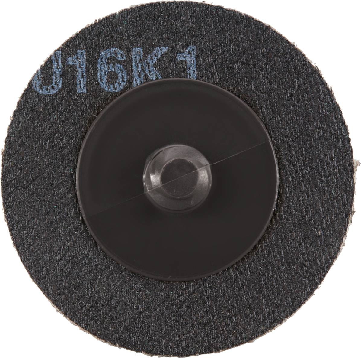 Eine schwarze Schleifscheibe aus grobem Material mit Aufschrift 'U16K1' in Blau.