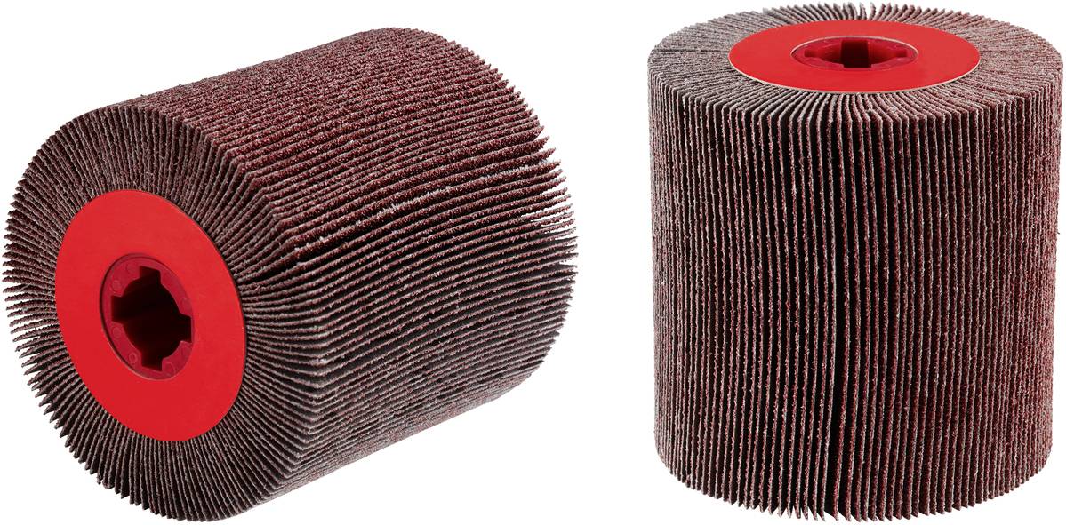 Zwei zylindrische Schleifwalzen mit roten Kunststoffkernen und braunen Schleiflamellen. Sie dienen zum Glätten von Oberflächen.