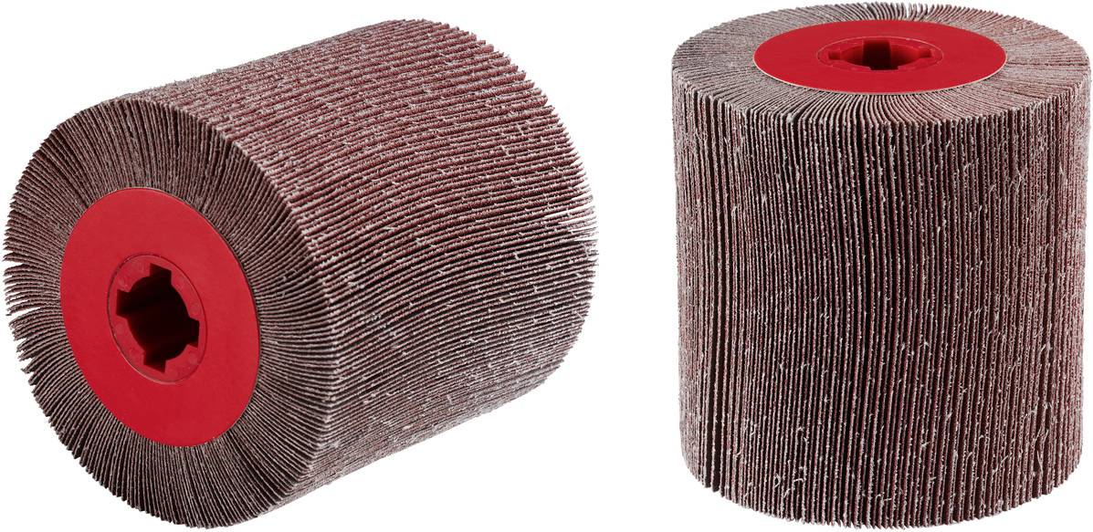 Zwei rot-braune Schleifwalzen, nebeneinander stehend, zeigen die Schichten von Schleifpapier mit rotem Kern in der Mitte.