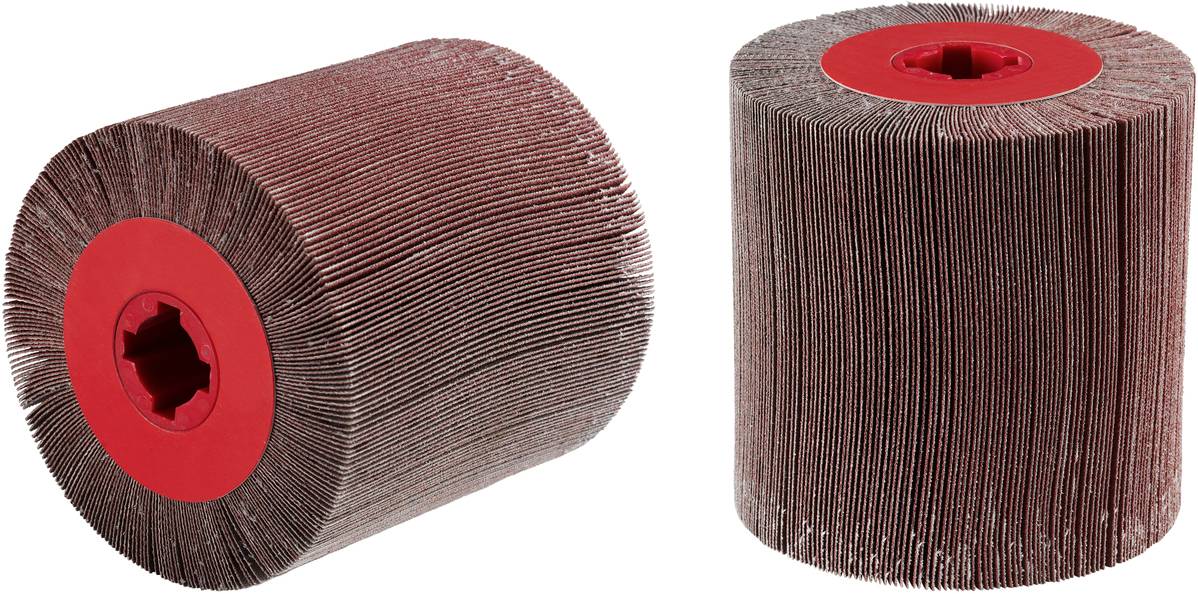 Zwei Schleifbürsten mit roten Halterungen, links in einem Winkel und rechts in Seitenansicht, zeigen die feinen Borstenstrukturen.